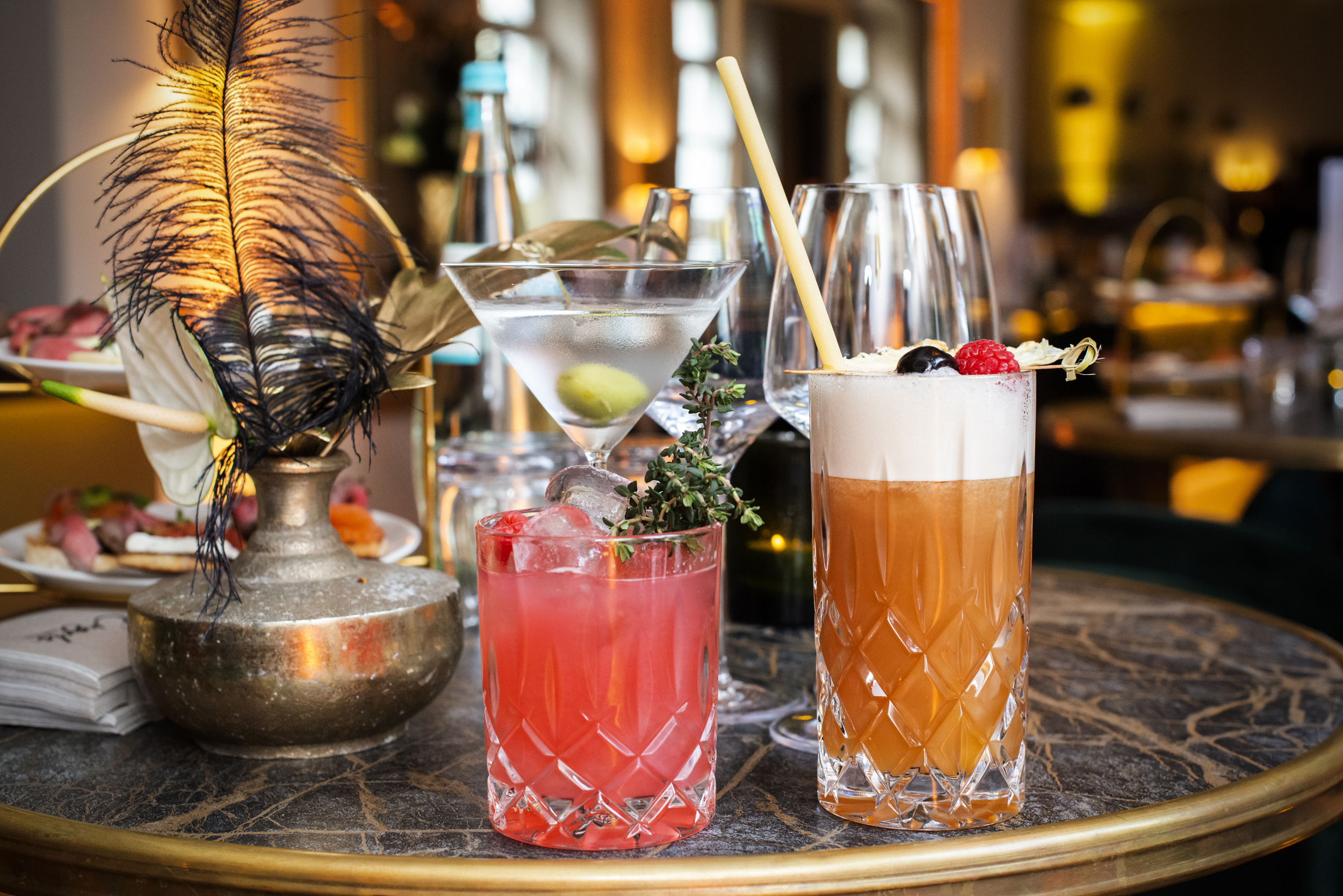 gläser spirituosen und longdrinks recklinghausen an bar im restaurant engels in der burg familienfeiern mit übernachtung recklinghausen