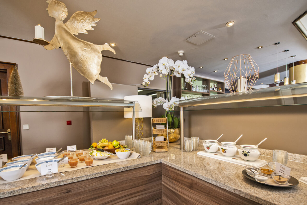 Frühstücksbuffet, Joghurt, Obst, Marmeldade