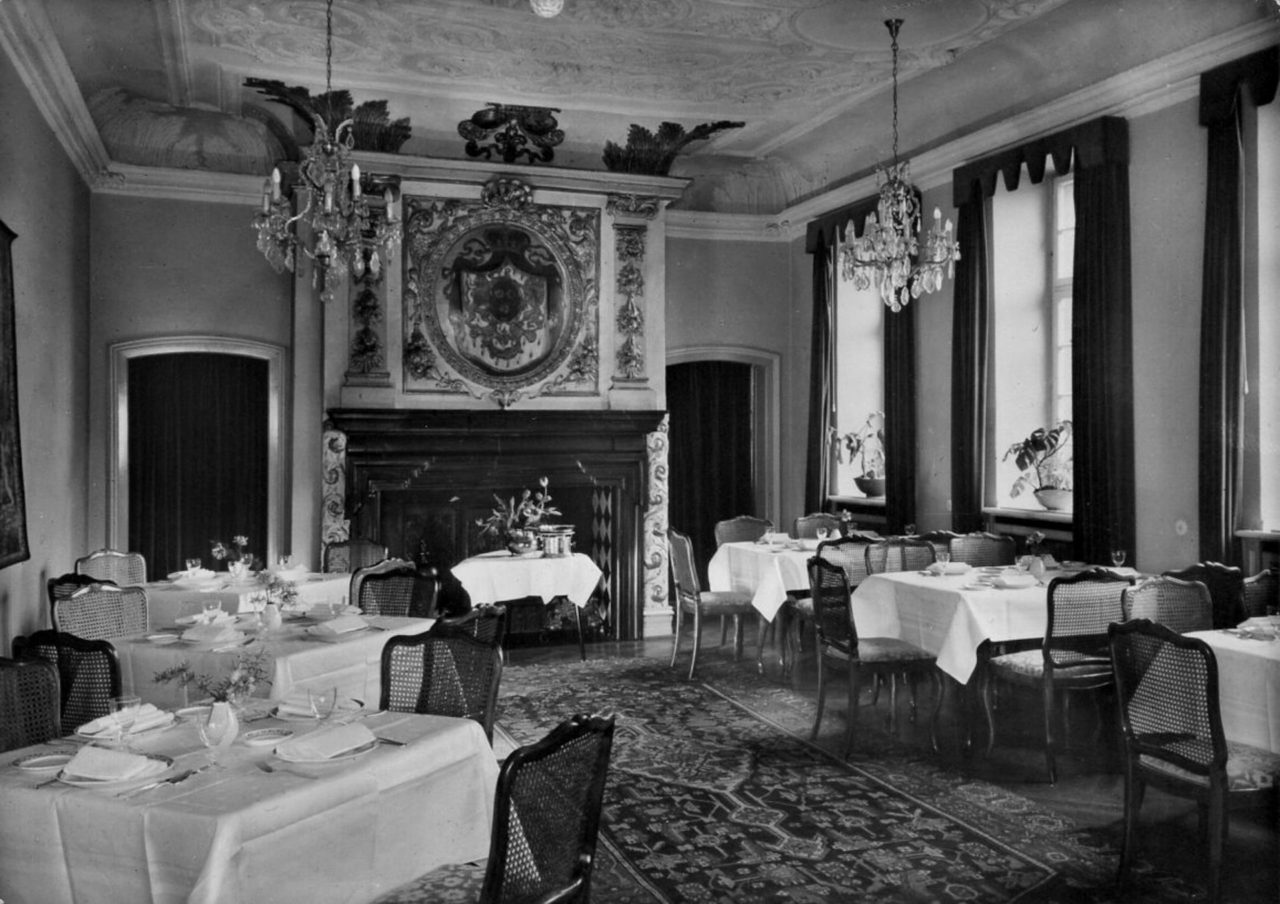 kamin und tische und stühle im restaurant des Parkhotel engelsburg antike einrichtung denkmalschutz und historisches hotel