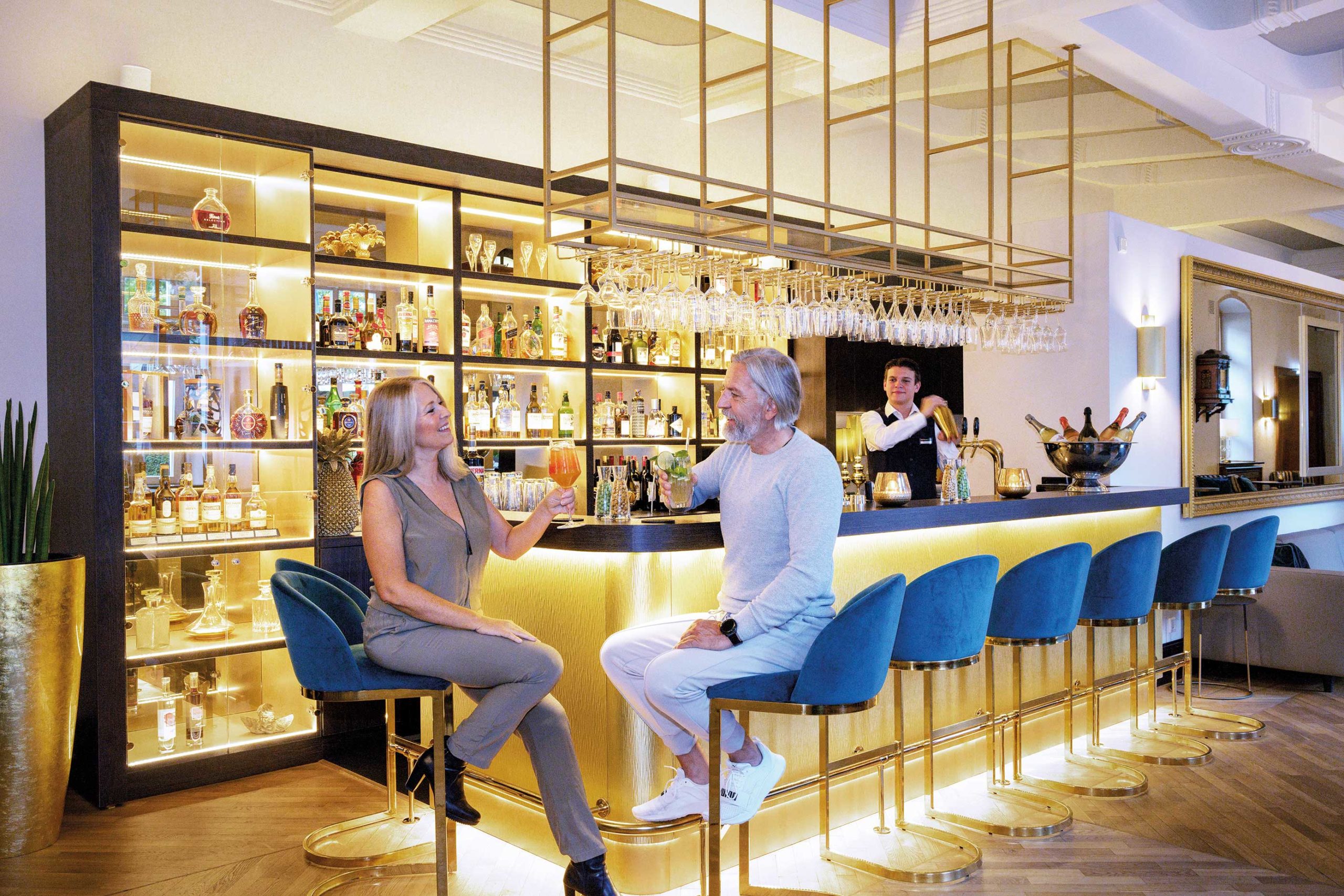 paar sitzt an der bar und stößt an mit cocktails exklusive bar im parkhotel engelsburg recklinghausen bars restaurant engels in der burg