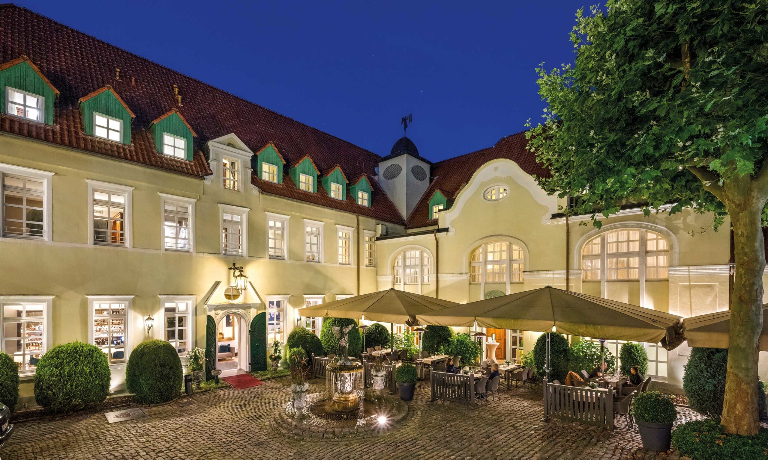 Außenansicht mit außengastronomie bereich im grünen parkhotel engelsburg recklinghausen romantisches hotel