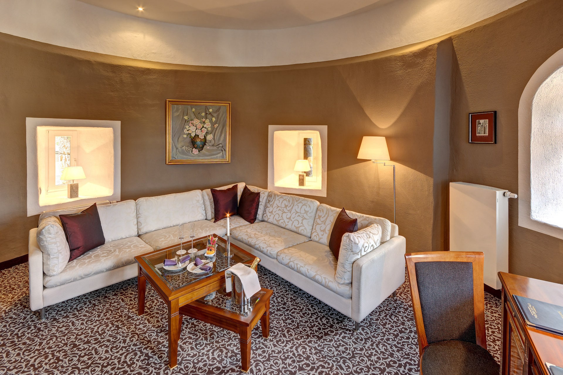 sofa living area in turmsuite der engelsburg burghotel deutschland hotel ruhrgebiet