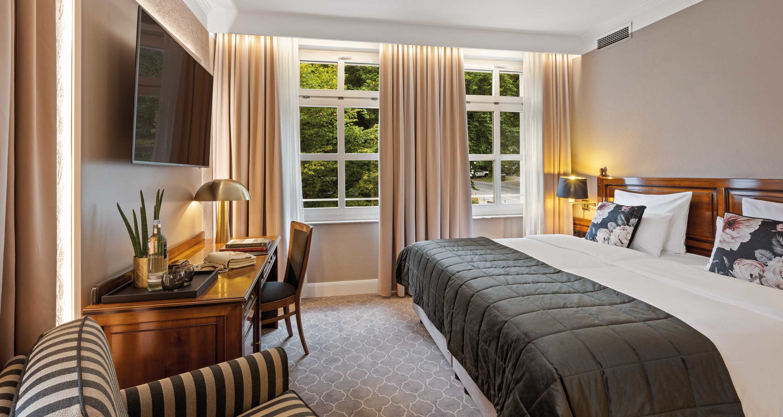 king size bett und elegante Einrichtung im comfort zimmer engelsburg burg hotel recklinghausen