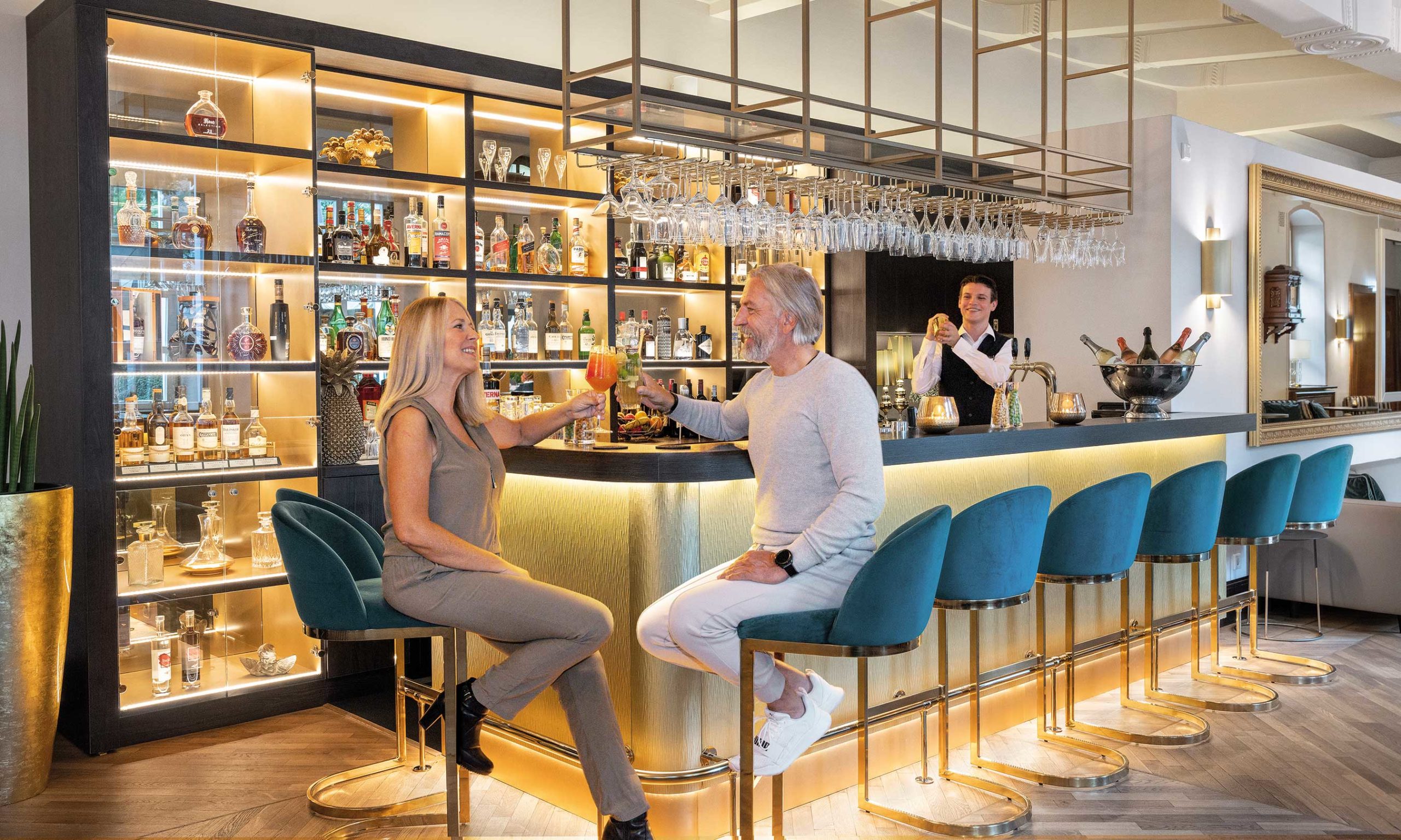gläser spirituosen und longdrinks recklinghausen an bar im restaurant engels in der burg familienfeiern mit übernachtung recklinghausen