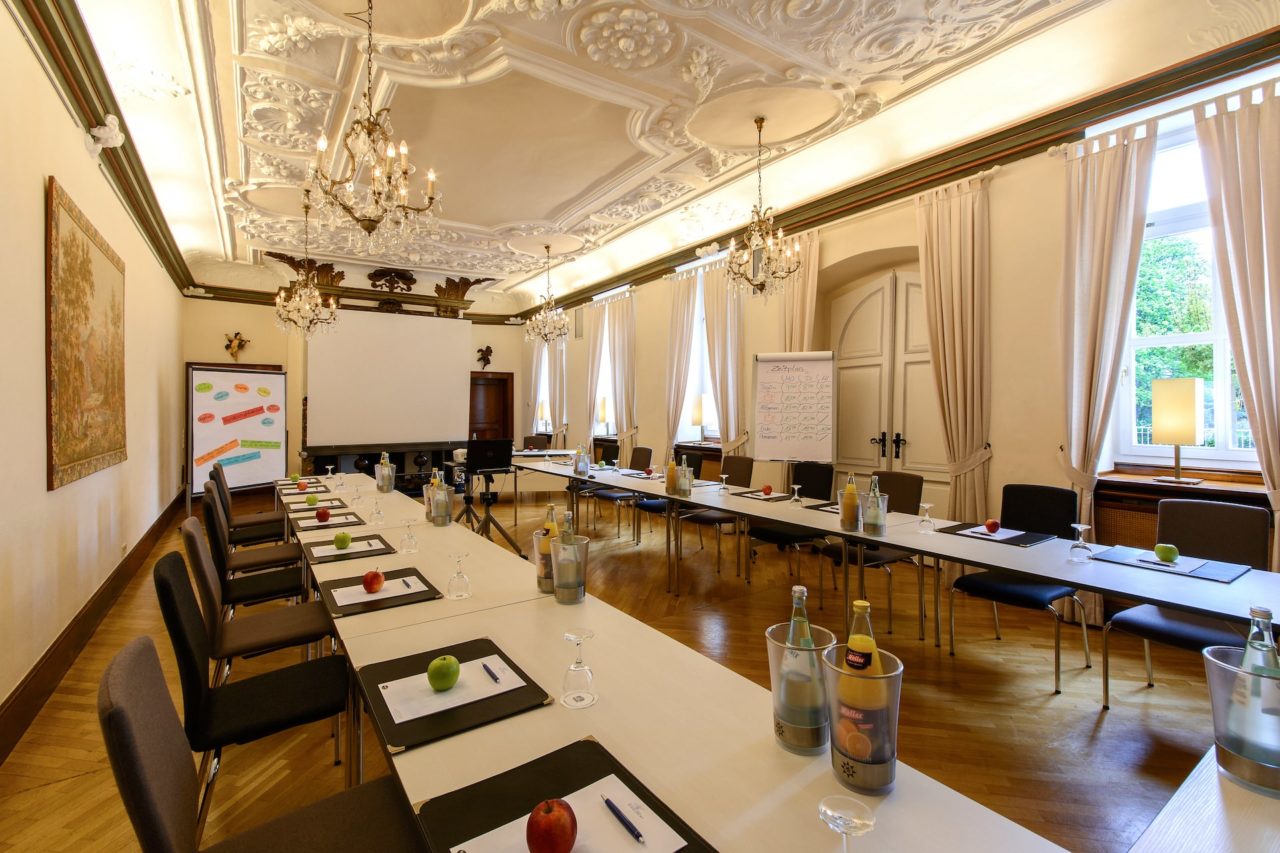 Tische und Stühle in elegantem Konferenzraum in Tagungshotel nrw parkhotel engelsburg