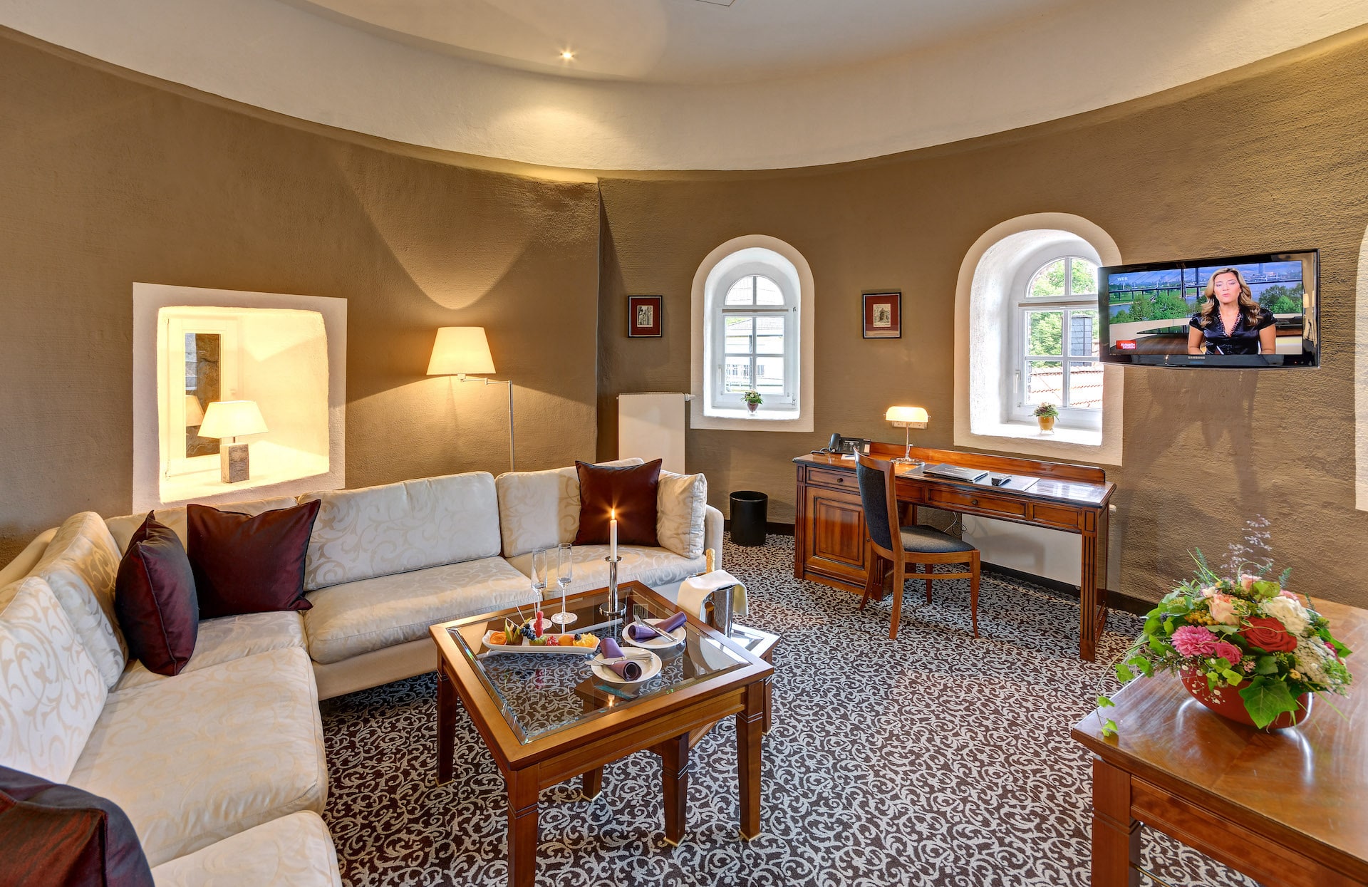 exklusive einrichtung mit sofas und echtholzmöbeln in turmsuite hotel burg im parkhotel engelsburg