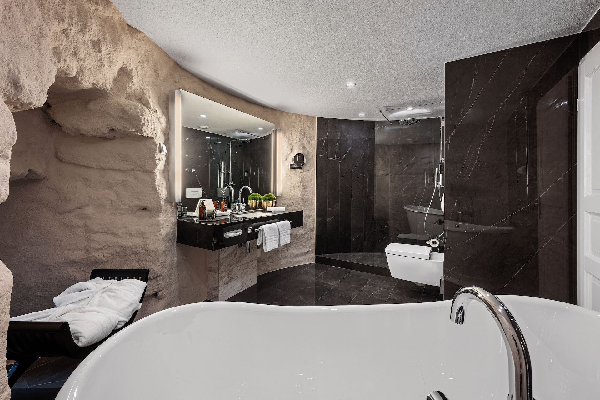 großzügiges badezimmer mit grotto flair burg hotel turmsuite parkhotel engelsburg sehenswürdigkeiten nrw