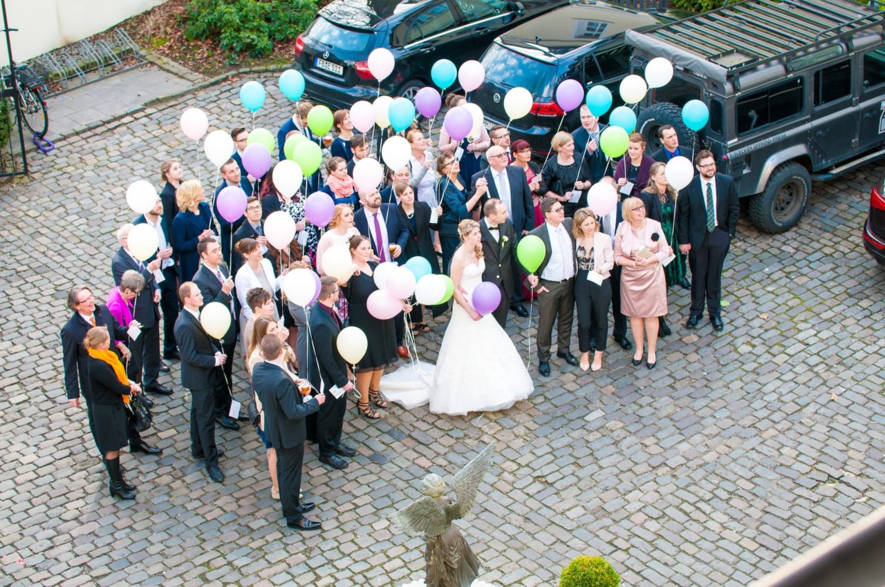 hochzeitsgesellschaft lässt ballons steigen im innenhof des parkhotel engelsburg hochzeitsfeier recklinghausen