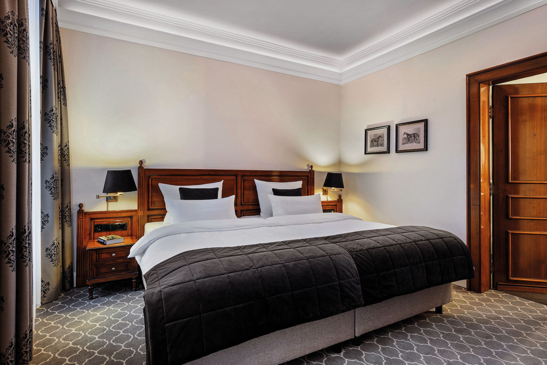 Junior Suites romantic double bed in the castle hotel Engelsburg in Recklinghausen